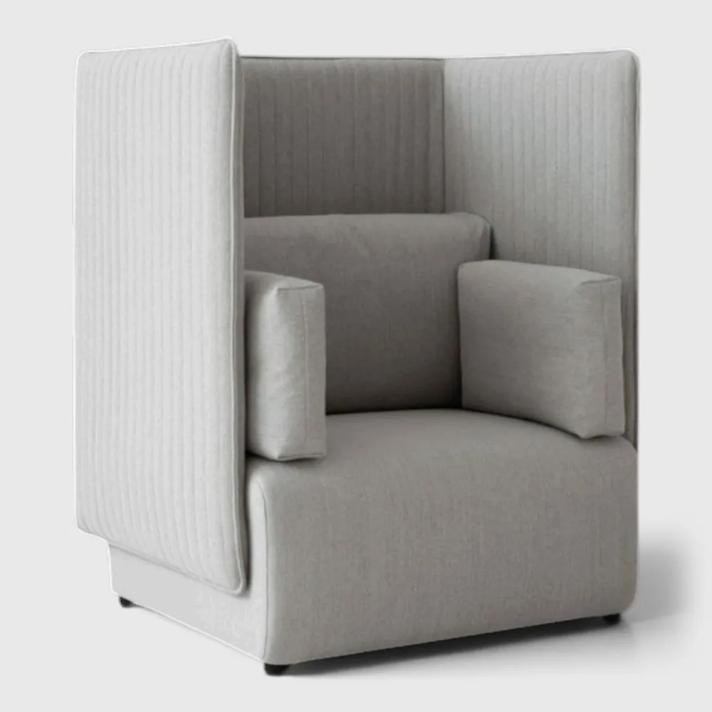 Lichtgrijze loungefauteuil met hoge rug- en zijwanden